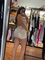 Minivestido plateado brillante con espalda descubierta y drapeado lateral.