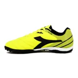 Championes de fútbol Diadora Tifosi Tf Teen, color amarillo con detalles en negro y suela multitaco.