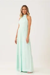 Vestido largo color verde agua, con cuello halter y falda escalonada.