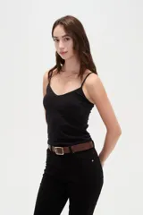 Musculosa de poliamida color negro con escote en V y breteles finos.