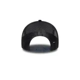 Gorra New Era 9FORTY con visera curva, color azul marino con logo de los Boston Red Sox bordado en rojo y contorno negro. Paneles traseros de malla negra y cierre ajustable a presión.