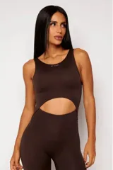 Jumpsuit deportivo marrón con corte en el abdomen, de poliamida y elastano.