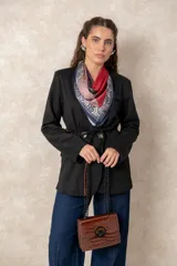 Chaquetón negro de textura suave, con diseño de doble botonadura jaspeada y lazo ajustable en la cintura que permite entallar la prenda. Cuenta con cuello solapa y corte recto.