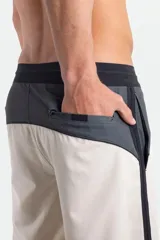 Boardshort O'Neill modelo Cruzer en color beige con detalles en gris oscuro y negro. Cuenta con cintura ajustable mediante cordón y bolsillo lateral.