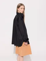 Camisa oversize blanca de poplín de algodón, con cuello clásico y puños dobles rebatidos.