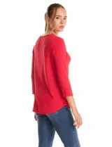 Remera de modal color rojo, con escote redondo decorado con canutillos dorados bordados y mangas tres cuartos.
