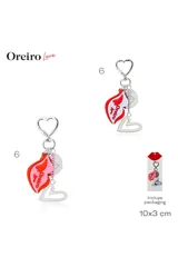 Llavero de metal plateado con mosquetón en forma de corazón y dijes colgantes que incluyen una placa roja y blanca con la inscripción "Oreiro Love", una medalla circular con grabado y un corazón abierto.