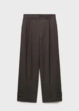 Pantalón de vestir de corte wide leg en color marrón, con diseño de tiro medio, detalle de pinzas frontales, bolsillos laterales y cierre frontal con cremallera, gancho y doble botón.