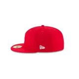 Gorro New Era 59Fifty color rojo con logo de los Boston Red Sox bordado en blanco.