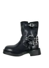Botas cortas estilo biker de cuero sintético color negro, con hebillas plateadas y suela track.