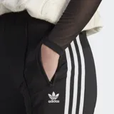Pantalón deportivo Adidas Adicolor Classics Firebird negro con las tres tiras blancas a lo largo de las piernas, bolsillos con cierre, cintura elástica con cordón ajustable y logo bordado.