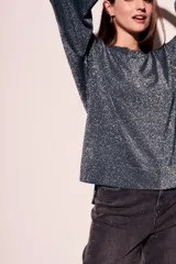 Sweater azul petróleo con lurex plateado, mangas 3/4 acampanadas y corte oversize.