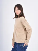 Remera de manga larga con efecto lavado, cuello redondo y bordes sin costura. Presenta un corte holgado y relajado.