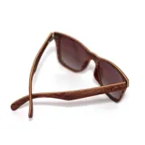 Lentes de sol de madera con forma cuadrada y lentes marrones degradé.