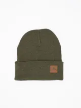 Gorro de lana tejido con vuelta, color verde oliva, con parche de cuero sintético en el frente que presenta un diseño de montaña grabado.