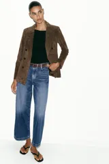 Jeans de tiro alto con pernera ancha y corte cropped. Presenta diseño de cinco bolsillos, cierre frontal con cremallera y botón, e incluye un cinturón oscuro con hebilla metálica.