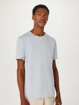 Camiseta de manga corta con cuello redondo, corte ajustado y diseño básico.