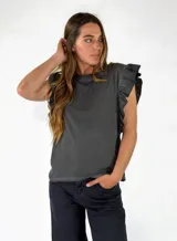 Remera de algodón negro con efecto acid wash, sin mangas y con volados fruncidos en los hombros.