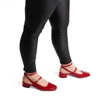 Zapato de vestir negro charol con punta fina, dos tiras finas sobre el empeine y taco bajo cuadrado.