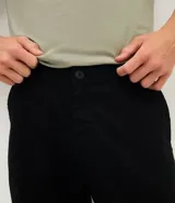 Pantalón chino de corte recto confeccionado en sarga de algodón con un toque de elastano. Presenta cierre frontal con botón y cremallera, bolsillos laterales funcionales y bolsillos traseros. Diseño de estilo sastrero versátil para looks casuales o formales.