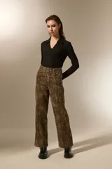 Pantalon de jean de corte recto y tiro alto, con estampado de piel de serpiente en tonos marrones.