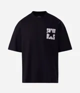 Remera negra de algodón con corte oversized, cuello redondo y mangas cortas. Presenta un gran estampado en la espalda con la imagen en blanco y negro del rapero Snoop Dogg y una estampa más pequeña en el frente.
