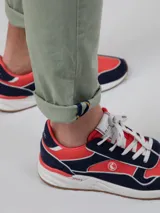 Pantalón chino azul marino de corte slim fit, confeccionado en gabardina con 77% algodón, 20% de algodón reciclado y 3% elastano. Presenta bolsillos delanteros y traseros. Tiene un lavado final con enzima ácida que le da un aspecto desgastado.