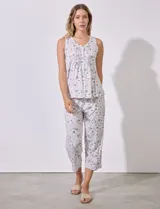 Conjunto de pijama marca René Rofé, compuesto por musculosa con escote en V y botones, y pantalón capri con cintura elastizada. Tejido soft estampado.