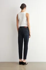 Jean cropped de corte recto y tiro medio en color azul oscuro, con diseño clásico de cinco bolsillos y trabillas para cinto.