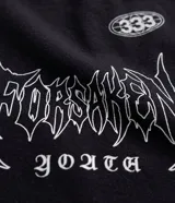 Remera boxy de algodón y poliéster color negro, con cuello redondo, mangas cortas y estampado frontal con gráficos y lettering "Forsaken Youth".