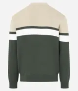 Suéter de punto con cuello redondo y manga larga, diseñado con un patrón de bloques de color en tonos beige, blanco y gris. Presenta un corte regular que se ajusta de forma anatómica al cuerpo.