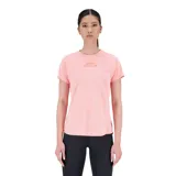 Remera deportiva New Balance color salmón, de corte clásico, mangas cortas y logo estampado en el pecho.