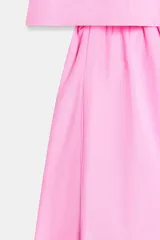 Vestido midi de color rosado con escote recto elástico y tirantes anchos con lazos ajustables. Presenta cintura elástica y bolsillos laterales ocultos en la costura.