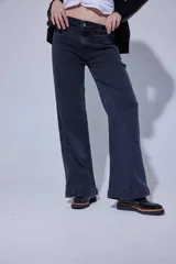 Pantalón de jean con corte recto y tiro medio-alto, de calce relajado y diseño clásico en color azul medio.