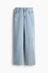 Pantalón de jean celeste de tiro alto, corte ancho y recto, con cinco bolsillos y cierre con botón.