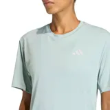 Remera deportiva Adidas de manga corta, color verde claro, con cuello redondo y logo de la marca estampado en el pecho. Presenta detalle de cinta con la inscripción 'RUNNING' en el interior del cuello.