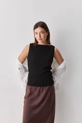 Top de tejido acanalado con cuello bote y calce al cuerpo, color blanco.