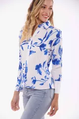 Camisa blanca con estampado floral azul, de corte clásico, cuello camisero y mangas largas.