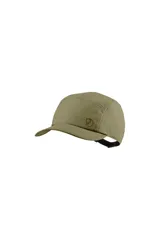 Gorra de trekking color verde oliva con logo de la marca bordado en el lateral.