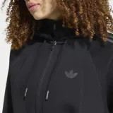Campera corta Adidas SST 2.0 de color negro, con capucha, cierre frontal de cremallera bidireccional y las clásicas tres tiras en las mangas.