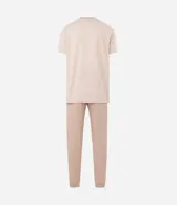Pijama para hombre compuesto por una remera de manga corta con cuello redondo y estampado de rayas horizontales finas, y un pantalón largo liso con cintura elástica.