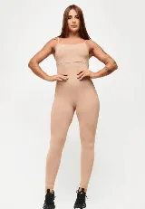Jumpsuit largo color nude con breteles finos, forro interno y tejido tecnológico UV+50.