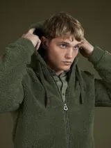 Campera de hombre tipo fleece color verde militar, con cierre completo y capucha.