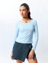 Remera celeste de algodón, de manga larga y cuello redondo.