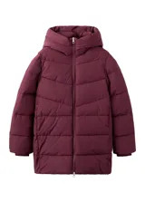 Campera puffer color bordó con capucha, cierre frontal con cremallera y diseño acolchado con costuras horizontales.