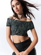 Top negro con estampado floral, escote off-shoulder, corte cruzado y mangas cortas.