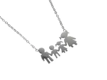 Collar plateado de acero con cadena de eslabones y dije con siluetas de una familia: padre, madre y dos hijos.