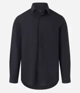 Camisa de microfibra de manga larga color negro, de calce regular, con cuello camisero y cierre frontal con botones. Incorpora tecnología Easy Care para un secado rápido y menor formación de arrugas.