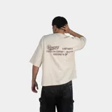 Remera de corte oversize color beige claro, con estampa gráfica en la espalda en color marrón que incluye el logo y nombre de la marca Venefo Industries.