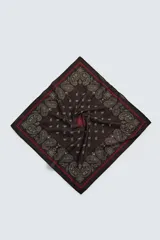 Bandana cuadrada de algodón con estampado paisley clásico en tonos azules.